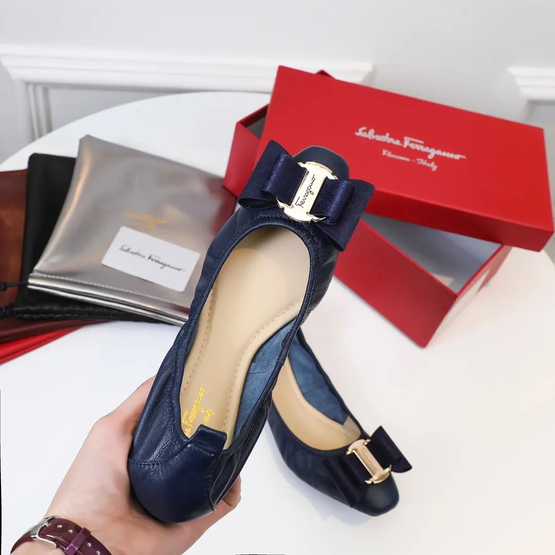 👟👟Ex-factory price 360👟👟 Early spring new style Salvatore Ferragamo hot style small square toe egg roll shoes [wit] 5mm high elastic latex, so soft you want to cry❗️The toe is equipped with Ferragamo's signature hardware butterfly🦋 buckle. Newly opened mold and upgraded outsole, 1cm heel is comfortable and not tiring. Upper: mixed sheepskin Inner pads: light goatskin (non-fading) Color: black, white, gun, red, burgundy, blue, pink Code number: 34-41